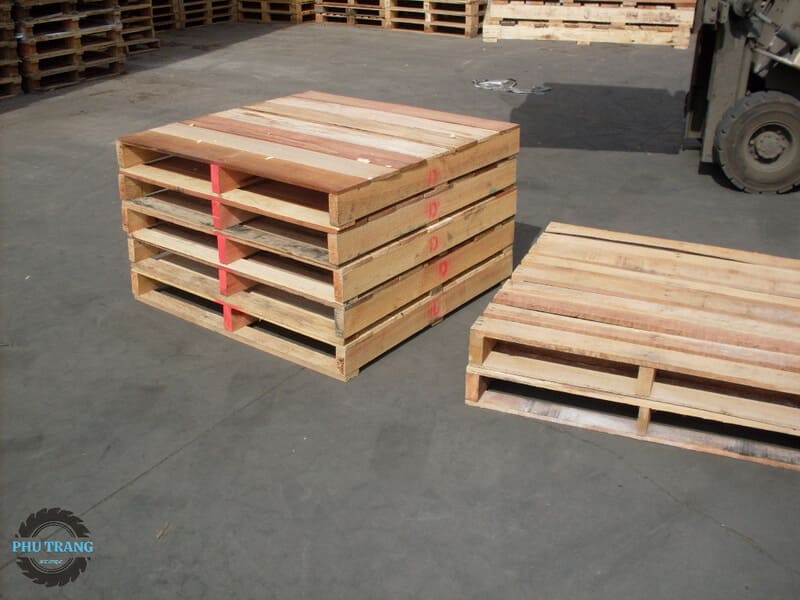 Pallet gỗ thông