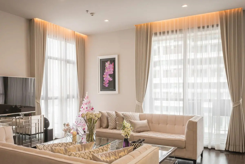 Mẫu thiết kế phòng khách hiện đại với rèm cửa