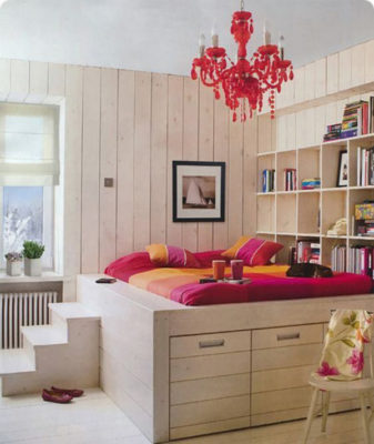 Thiết kế không gian ngủ tiện lợi, tách biệt không gian chung xung quanh nhưng rất ấn tượng với điểm nhấn là chùm đèn và bộ ga, nệm tông màu nổi