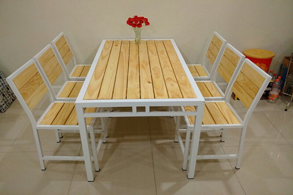 Mẫu bàn ghế làm từ gỗ thông dạng thô có thể sử dụng trong gia đình hay ở quán cafe đều đẹp