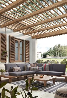 Khu vực nghỉ ngơi thoải mái với bộ bàn ghế và giàn che làm hoàn toàn từ gỗ thông