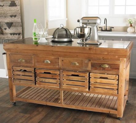 Bàn bếp lớn làm từ gỗ thông tích hợp thêm giàn để đồ và các ngăn riêng