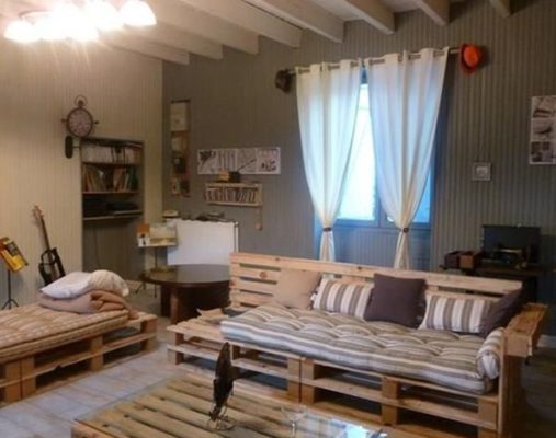 Nếu lười hoặc không thích những thiết kế phức tạp thì đây là ý tưởng tuyệt vời dành cho bạn - dùng các thanh gỗ hoặc pallet gỗ thông đóng sẵn làm nội thất phòng khách