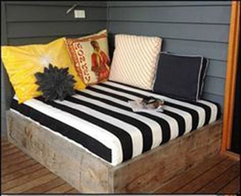 Tận dụng gỗ dư sau khi thiết kế sofa lớn đặt tại góc phòng giúp tiết kiệm không gian