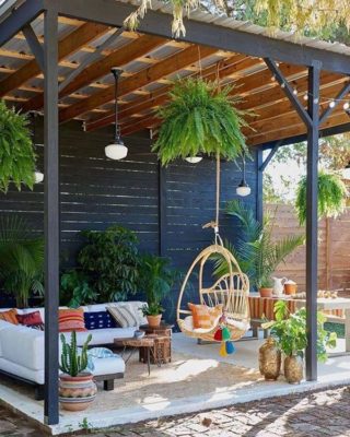 Dùng gỗ thông làm giàn che và sofa làm từ gỗ thông và decor theo phong cách sang trọng, hiện đại