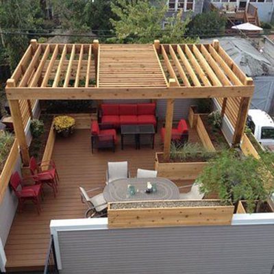 Toàn bộ khu vực "chiếu nghỉ" ngoài trời cho sân vườn làm hoàn toàn từ gỗ thông với điểm nhấn là bộ sofa màu mận chín ấm áp