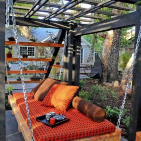 Hãy tự tạo cho mình chiếc "sofa' treo bằng gỗ thông thiệt lớn đung đưa tận hưởng những khoảnh khắc nghỉ ngơi hiếm hoi