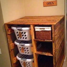 Nhà đông người hãy tận dụng gỗ thông thô thiết kế ngay tủ để đồ dơ để rèn cho các bé tính ngăn nắp, gọn gàng từ nhỏ