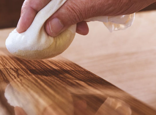 Cách sơn phủ dầu cho gỗ