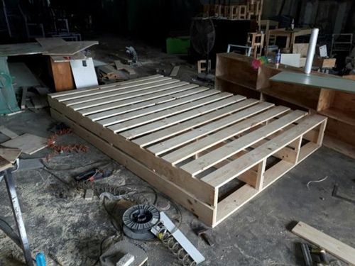 Làm giường bằng gỗ pallet