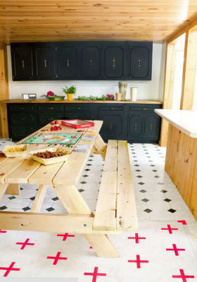 Nhà bếp theo phong cách cổ điển với nội thất gỗ màu sáng tự nhiên