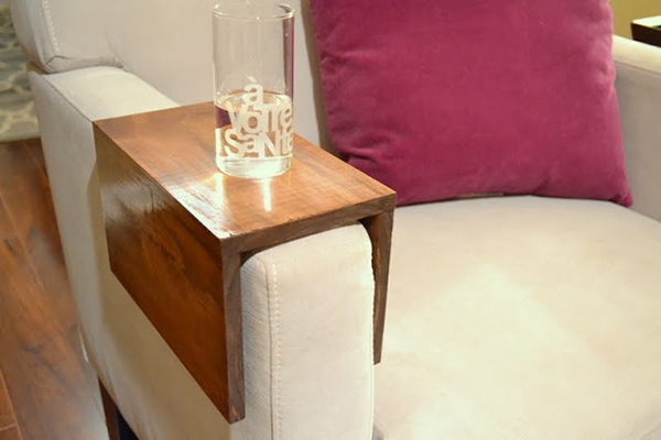 “Bàn mini” đặt trên tay vịn sofa