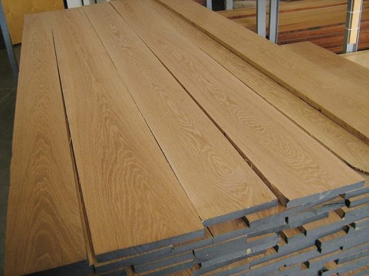 gỗ cao su và gỗ sồi
